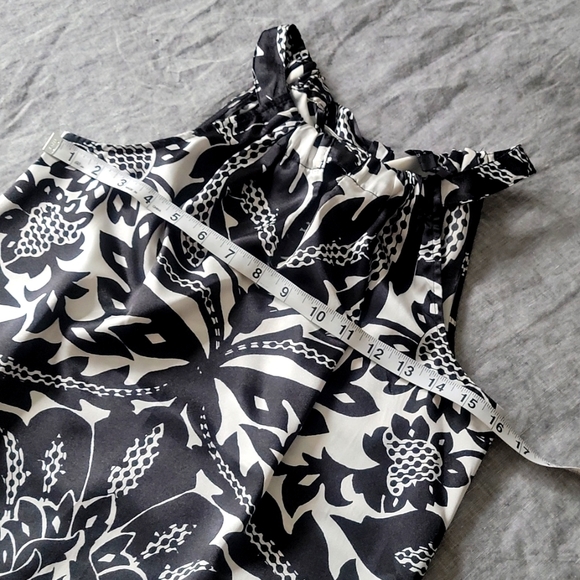 The Limited Keyhole Sleeveless Halter Like Tank - Picture 6 of 13